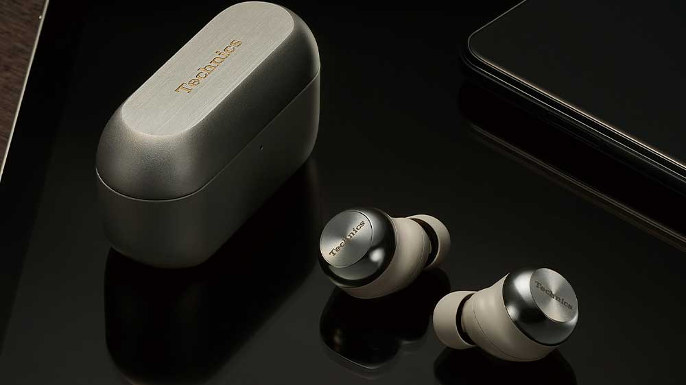 Sluch&aacute;tka Technics EAH-AZ100 TWS Sl, sluch&aacute;tka s krabičkou na stole_03
