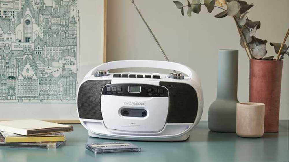 Radiomagnetofon s CD Thomson RK200CD na skříňce s CDčky_02