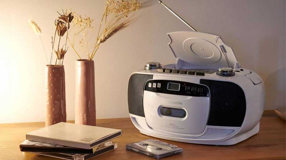 Otevřený radiomagnetofon s CD Thomson RK200CD na skříňce s CDčky_03