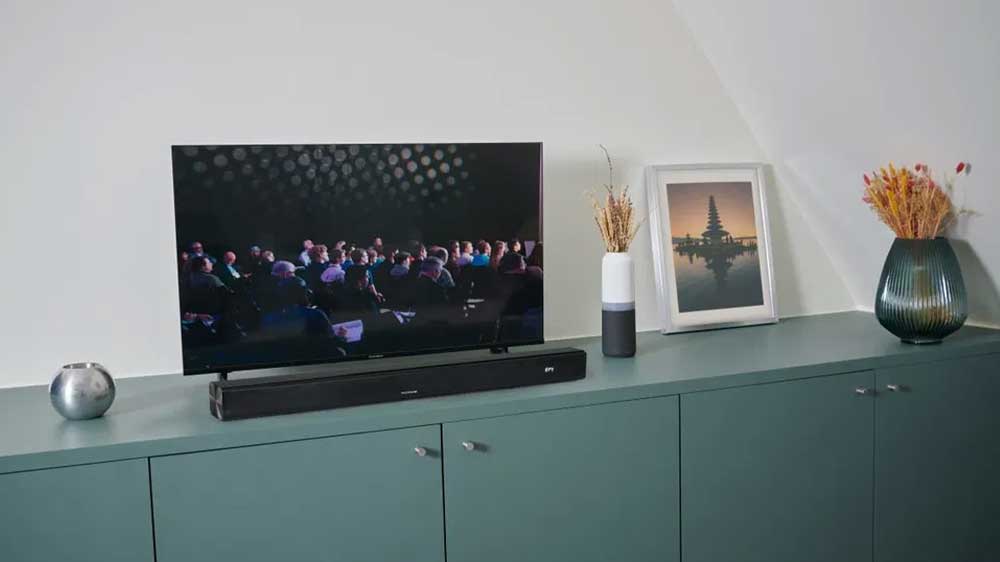 Soundbar Thomson SB180BT připojen k TV v interiéru_02