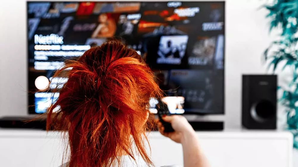 D&iacute;vka sleduj&iacute;c&iacute; TV se soundbarem_03