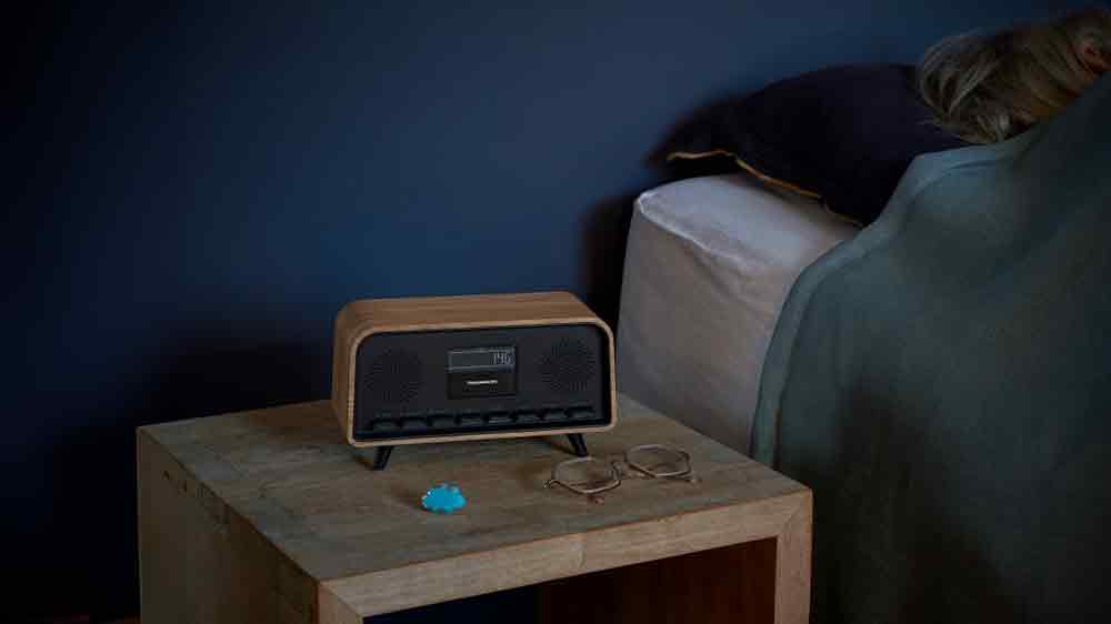 Rádiobudík Thomson RT850BT na nočnom stolíku_02