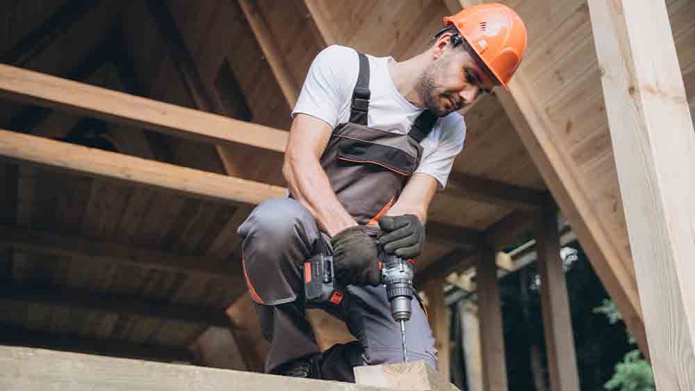 Muž při práci na stavbě_02