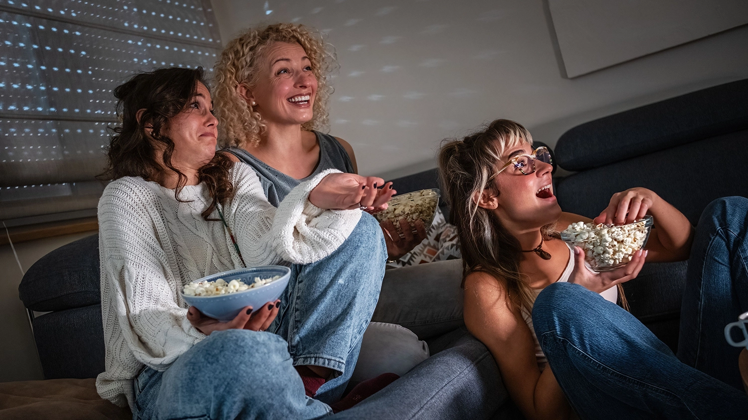 Dívky sledující TV
