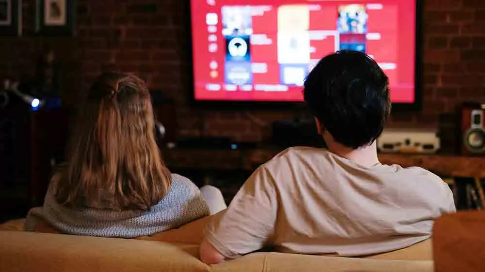 Dva lid&eacute; sleduj&iacute;c&iacute; televizi_02