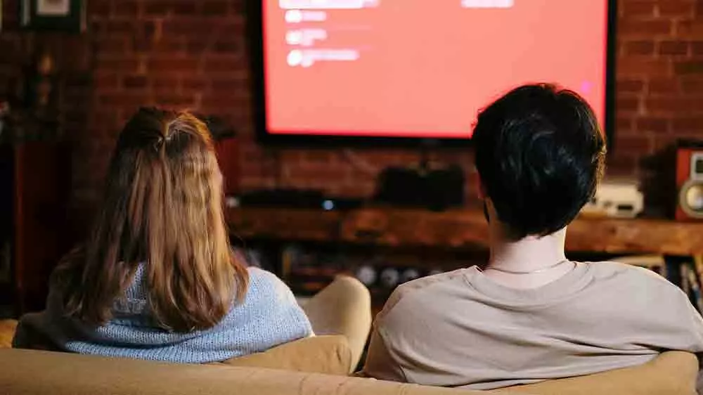 Dva lidé sledují televizi_02