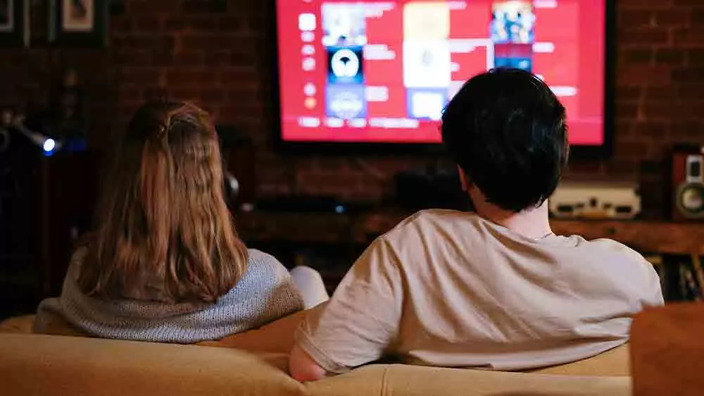 Dva lid&eacute; sleduj&iacute;c&iacute; televizi_02