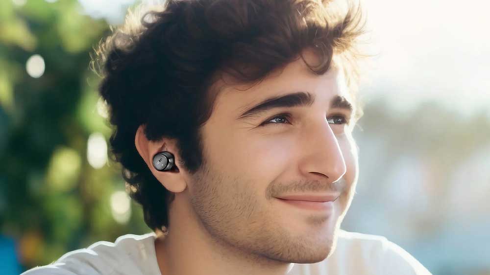 Muž s bezdrátovými sluchátky TOZO Agile Solo_02