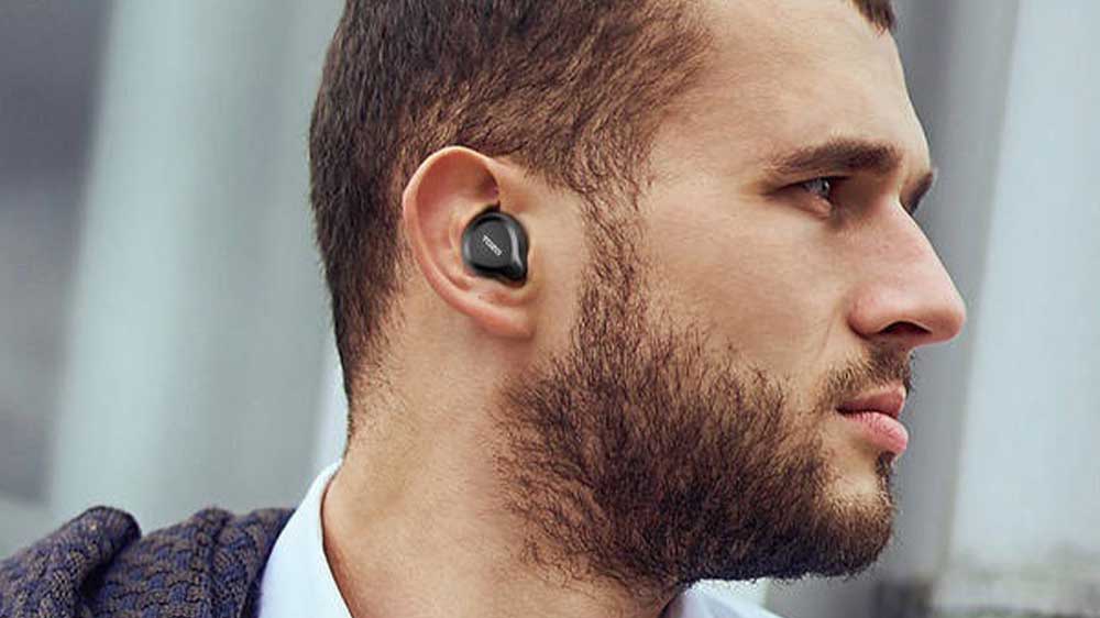 Muž s bezdrátovými sluchátky TOZO NC7 Pro v uších_02