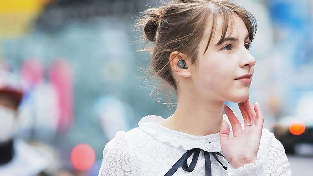 Dívka s bezdrátovými sluchátky TOZO NC7 Pro v uších_04