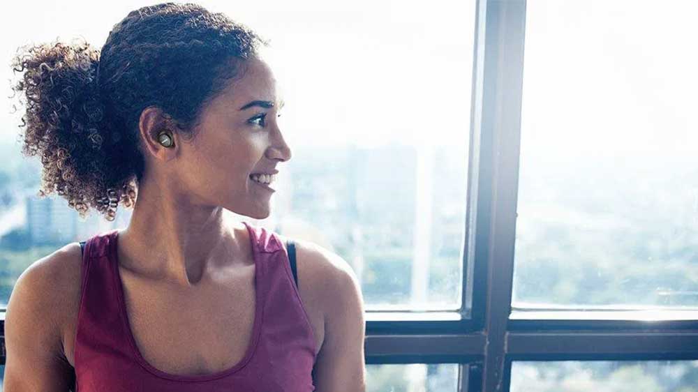 Bezdrátová sluchátka TOZO T6S v uších ženy_02