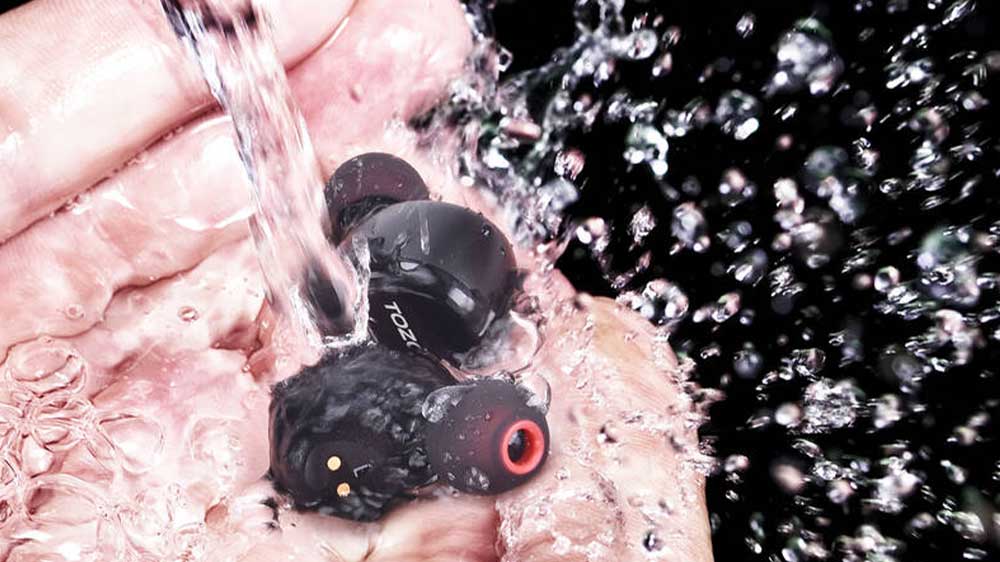 Bezdrátová sluchátka TOZO TS6 pod tekoucí vodou_03