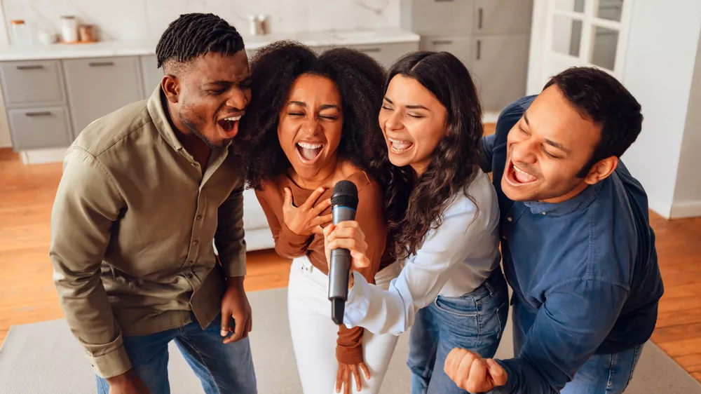 Skupina lidí zpívající karaoke doma_03