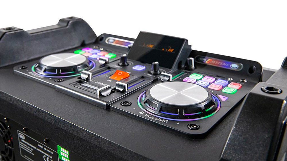 Přátelé si užívají hudbu na party na zahradě_02