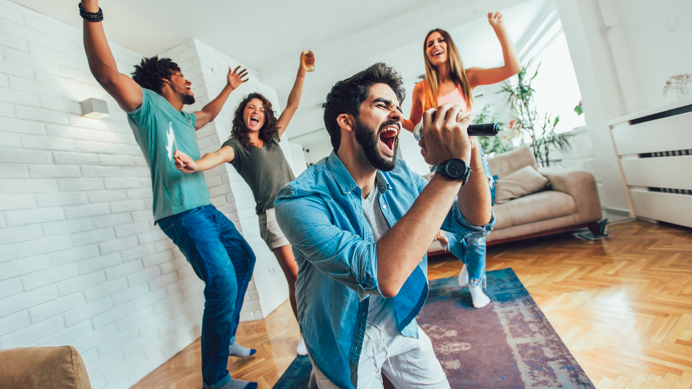 Přátelé zpívají do mikrofonu při karaoke party_03