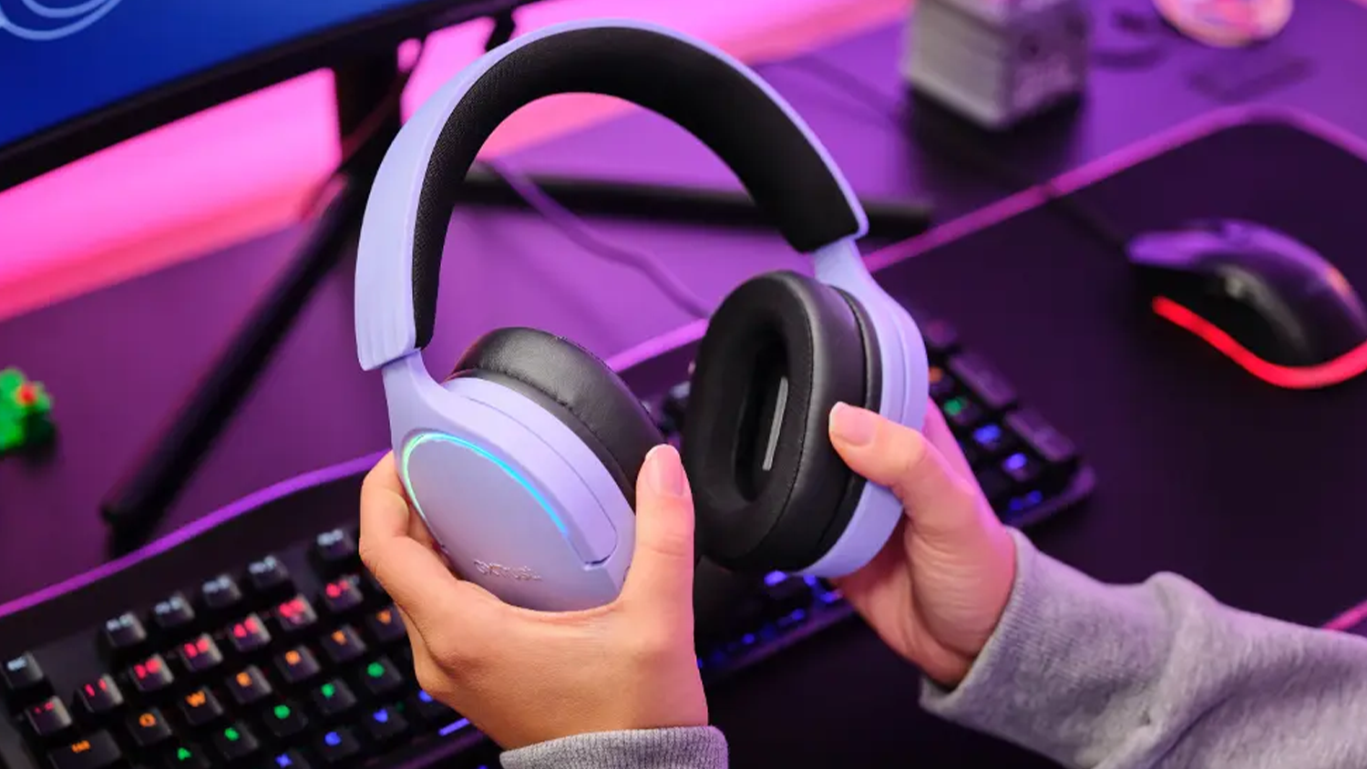 Hr&aacute;č držia v ruke sl&uacute;chadl&aacute; Trust nad kl&aacute;vesnicou