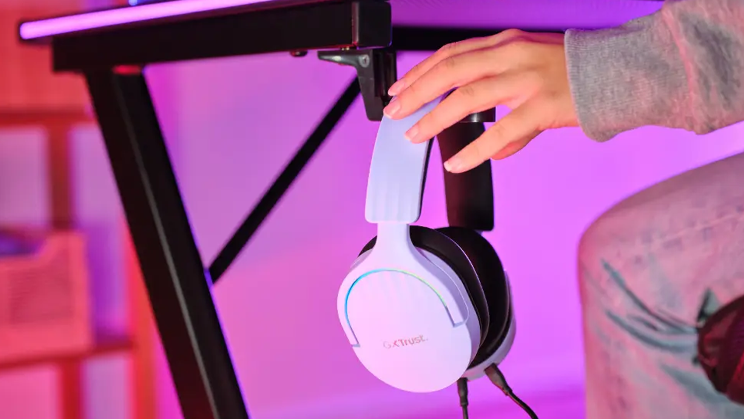 Sl&uacute;chadl&aacute; Trust zavesen&eacute; pri hernom stole