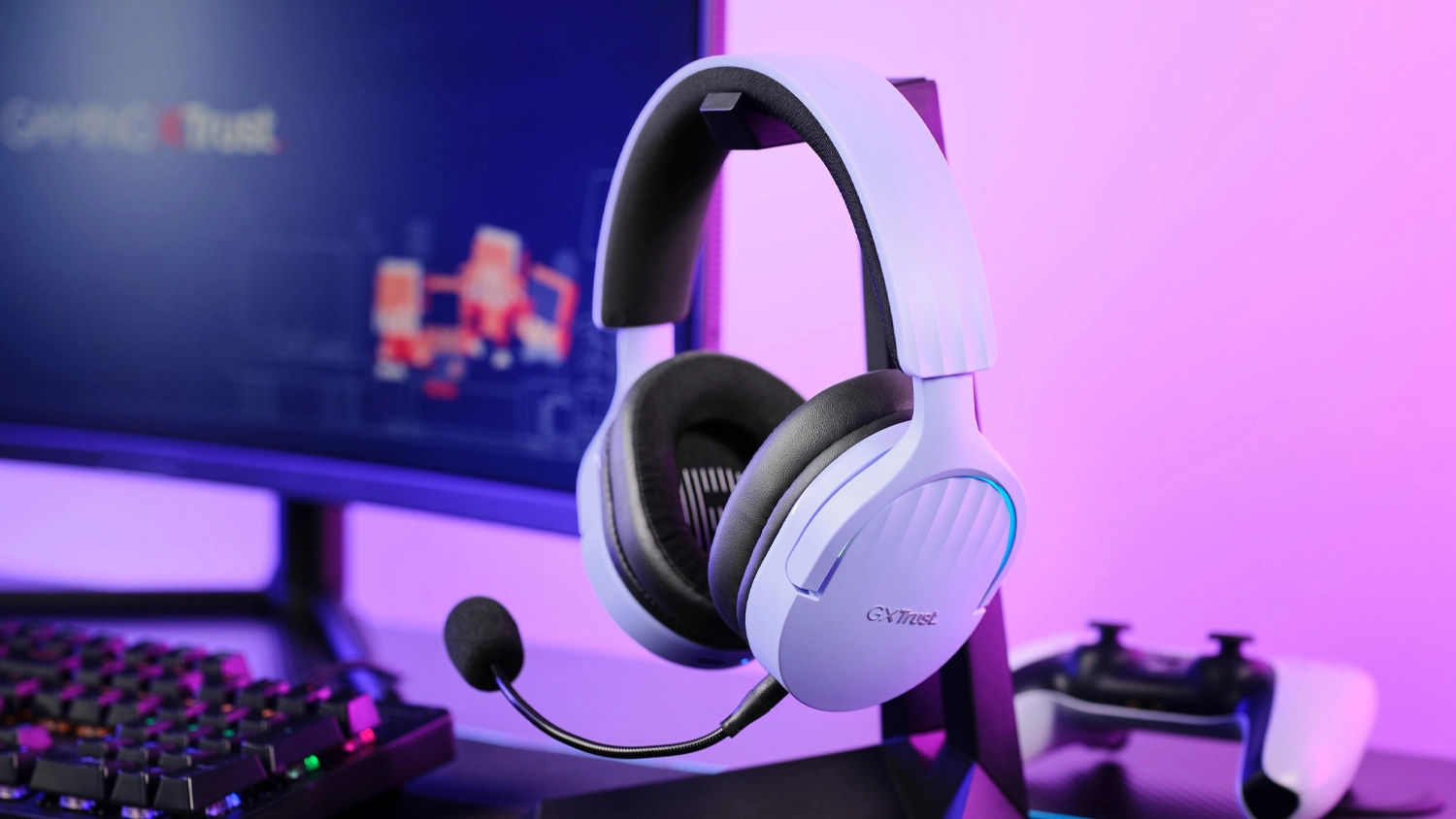 Headset Trust GXT491 FAYZO pověšený u počítače