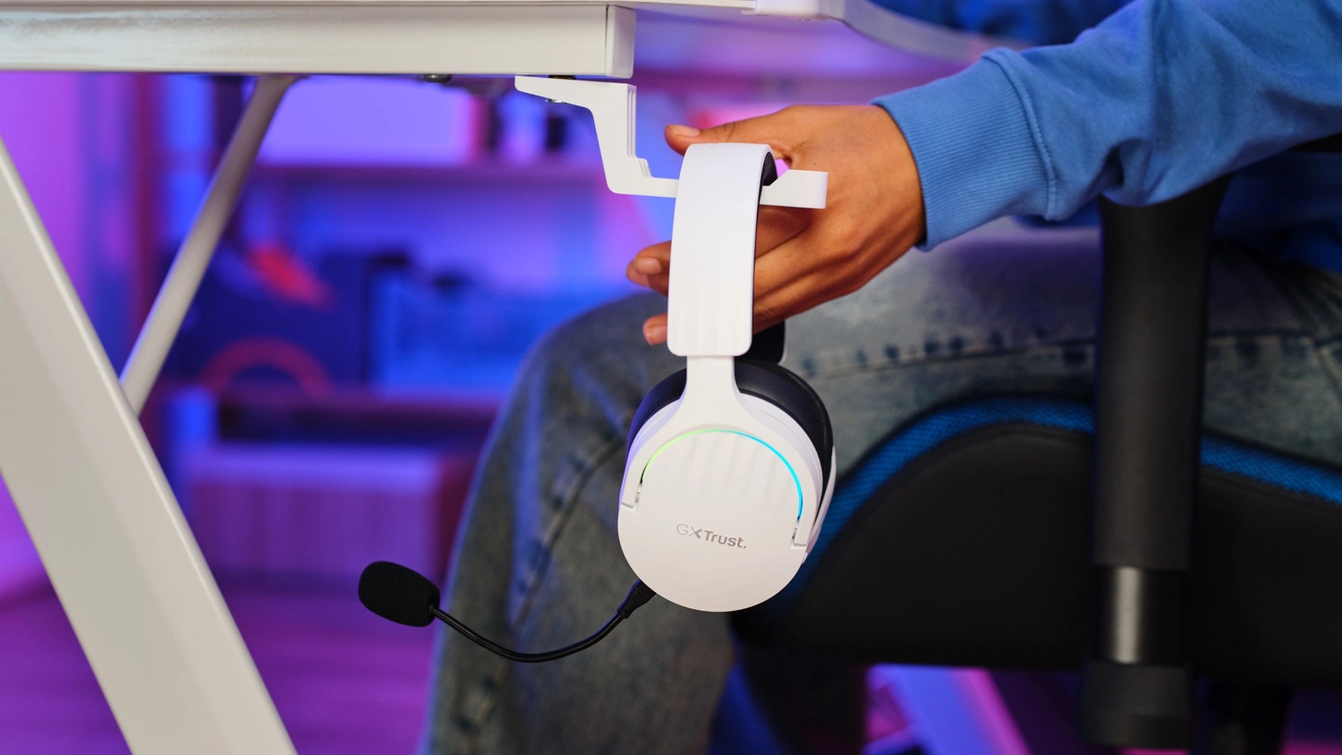 Headset Trust GXT491 FAYZO zavesený pod stolom