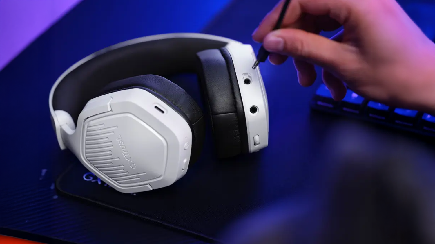 Ruka zap&aacute;ja k&aacute;bel do sl&uacute;chadiel Trust GXT 493 Carus White