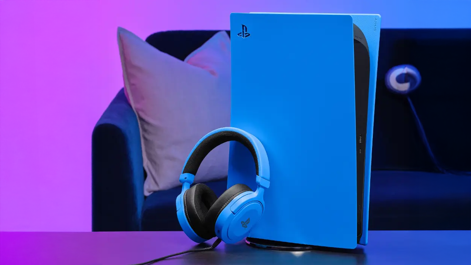 Hern&eacute; sl&uacute;chadl&aacute; Forta PS5 Trust GXT 498 na stol&iacute;ku v ob&yacute;vačke