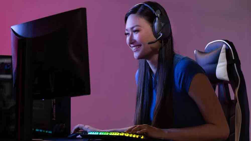 Žena s herními sluchátky Turtle Beach Recon 70x_02