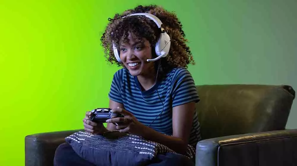 Dievča so slúchadlami Turtle Beach Recon 70x White_02