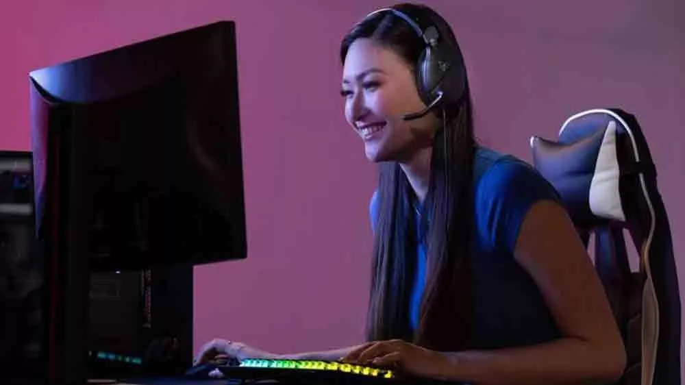Dievča so sl&uacute;chadlami Turtle Beach Recon 70p Black_02