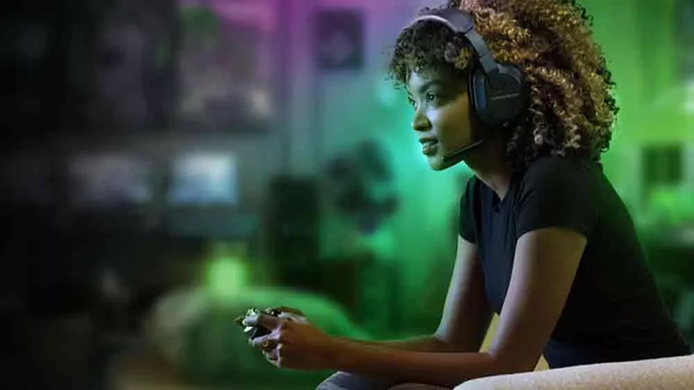 Žena s hern&yacute;mi sl&uacute;chadlami Turtle Beach Stealth 600 Gen 3_02