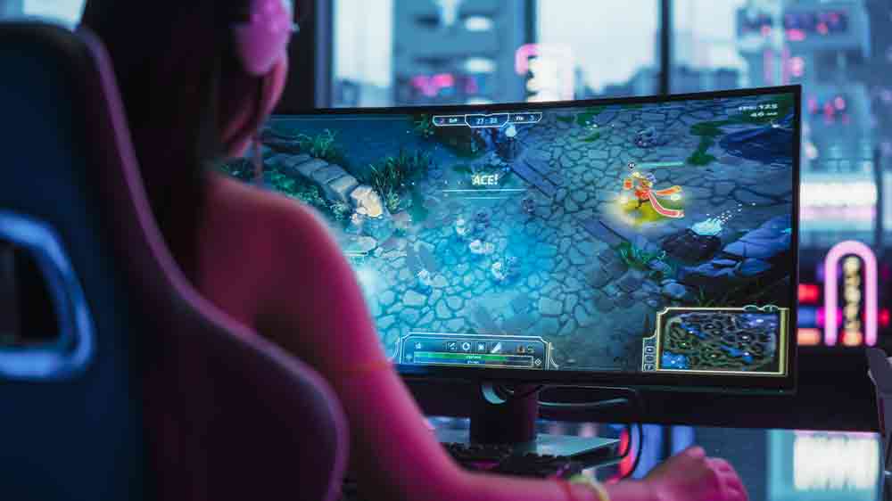 Žena s hernými slúchadlami Turtle Beach Stealth 600 Gen 3 PlayStation White_02