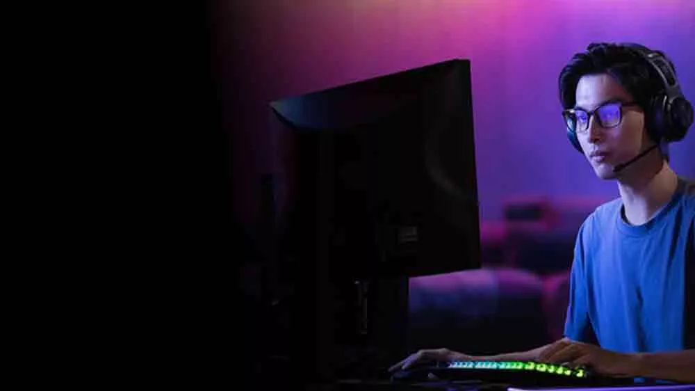 Muž so sl&uacute;chadlami hr&aacute; poč&iacute;tačov&uacute; hru_02