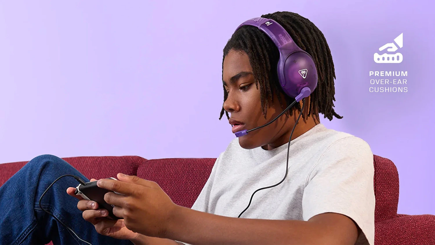 Osoba s herními sluchátky Turtle Beach Airlite Fit