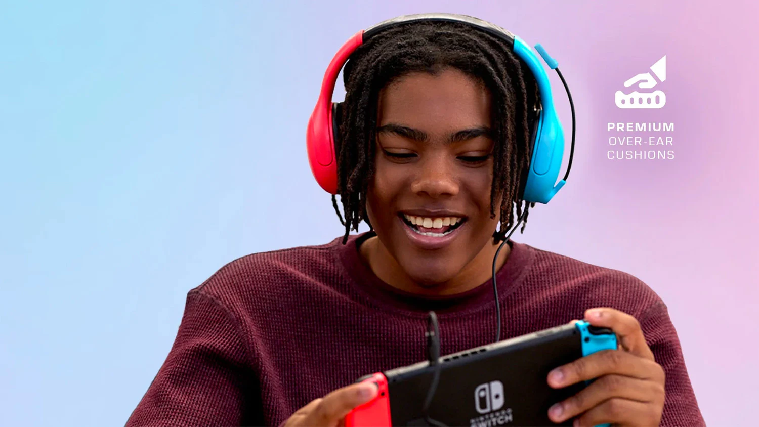 Osoba s hern&yacute;mi sl&uacute;chadlami Turtle Beach Airlite Fit