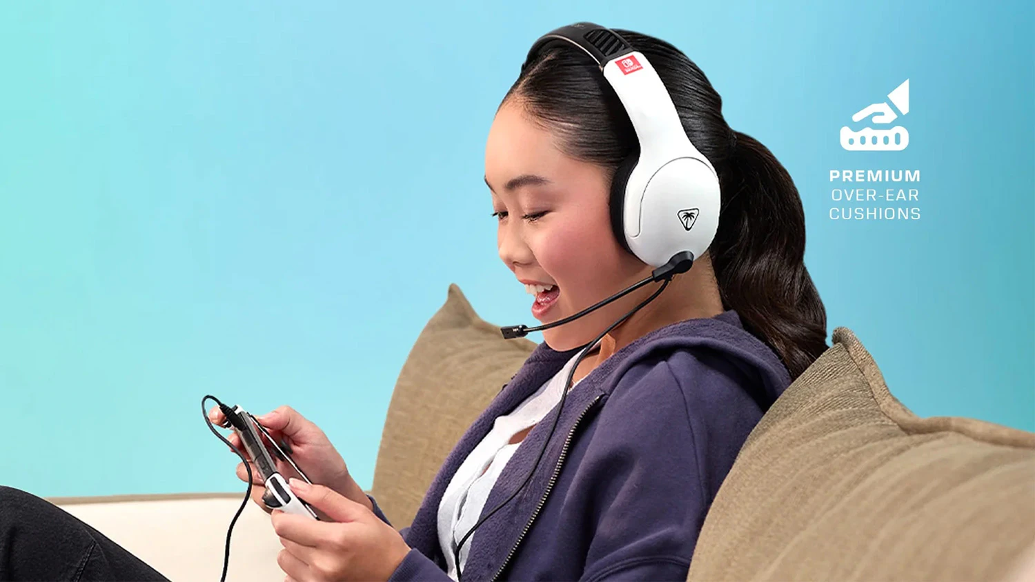 Osoba s hern&yacute;mi sl&uacute;chadlami Turtle Beach Airlite Fit