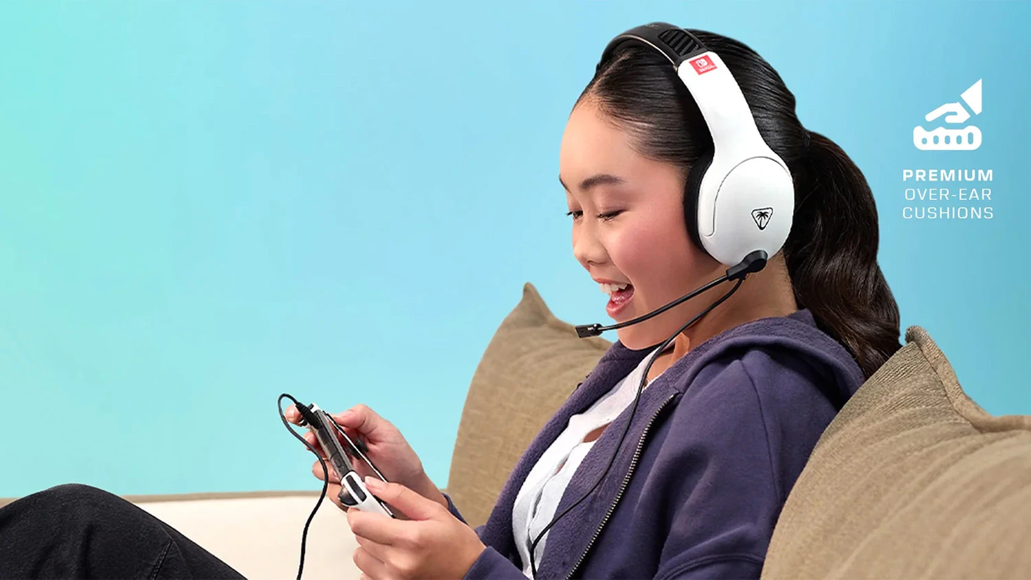 Osoba s hernými slúchadlami Turtle Beach Airlite Fit