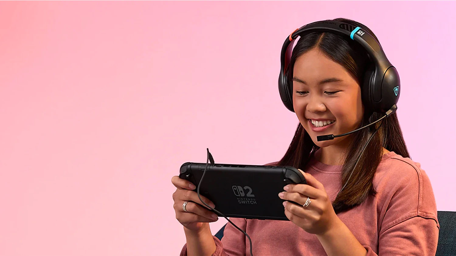 Osoba s herními sluchátky Turtle Beach Airlite Fit
