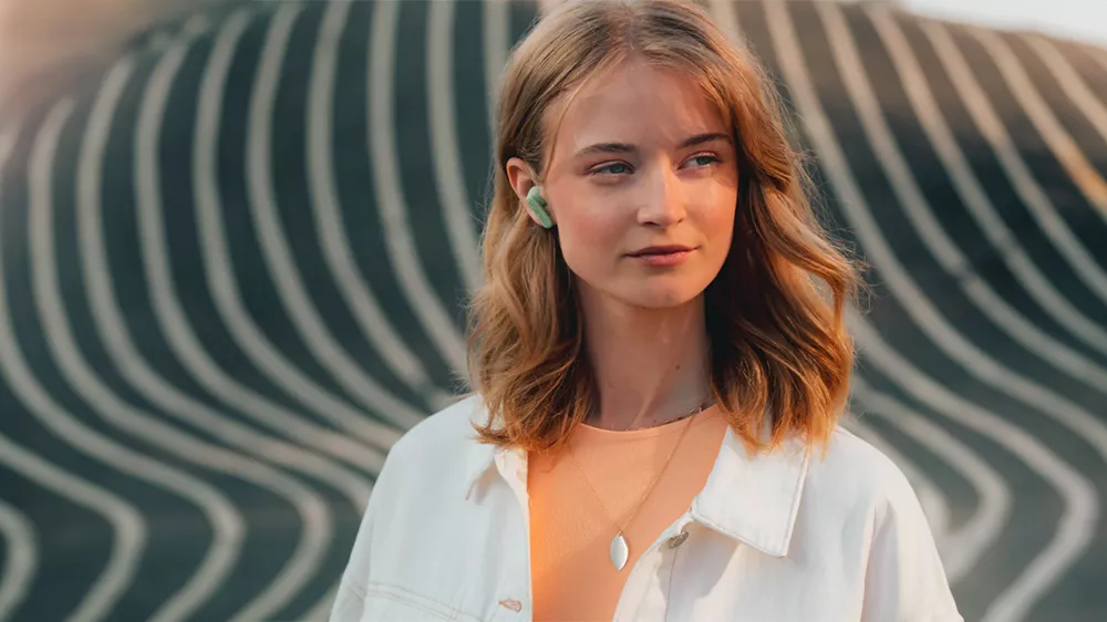Žena se sluch&aacute;tky URBANISTA Copenhagen White_02