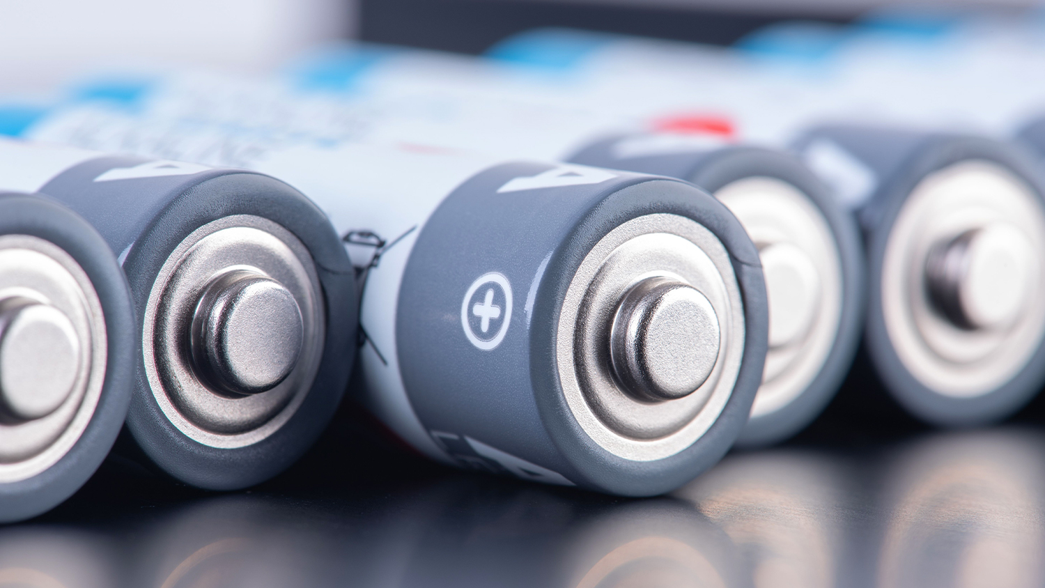 Bat&eacute;rie položen&eacute; na stole_02