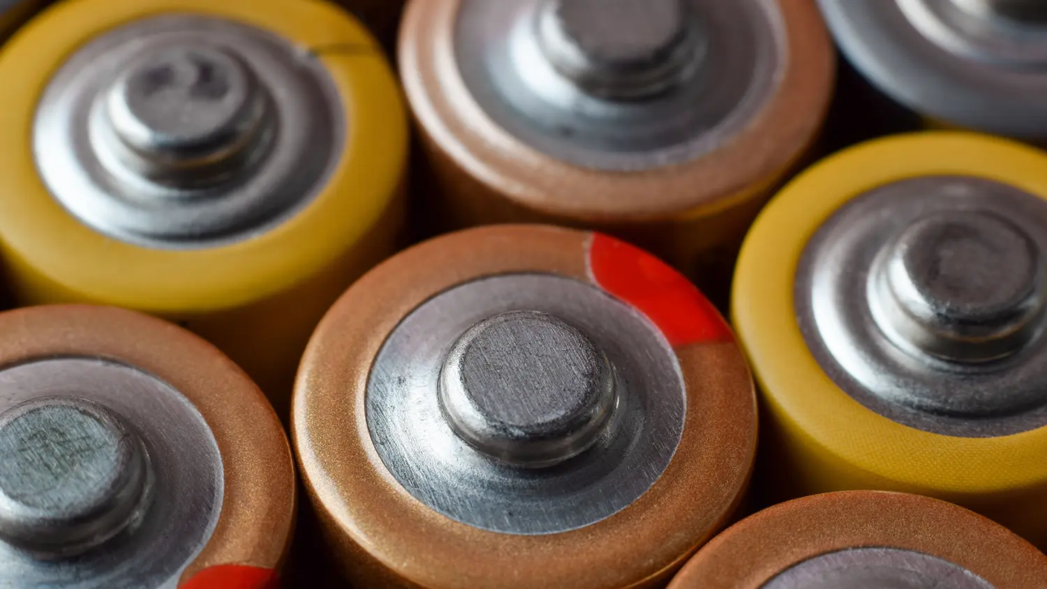 Hněd&eacute; a žlut&eacute; tužkov&eacute; baterie