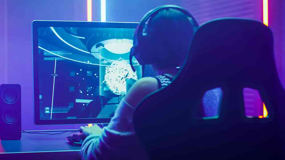 Hráč u počítače se sluchátky_02