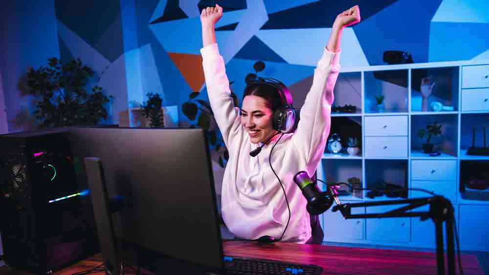 Dievča so slúchadlami hrá počítačovú hru_02