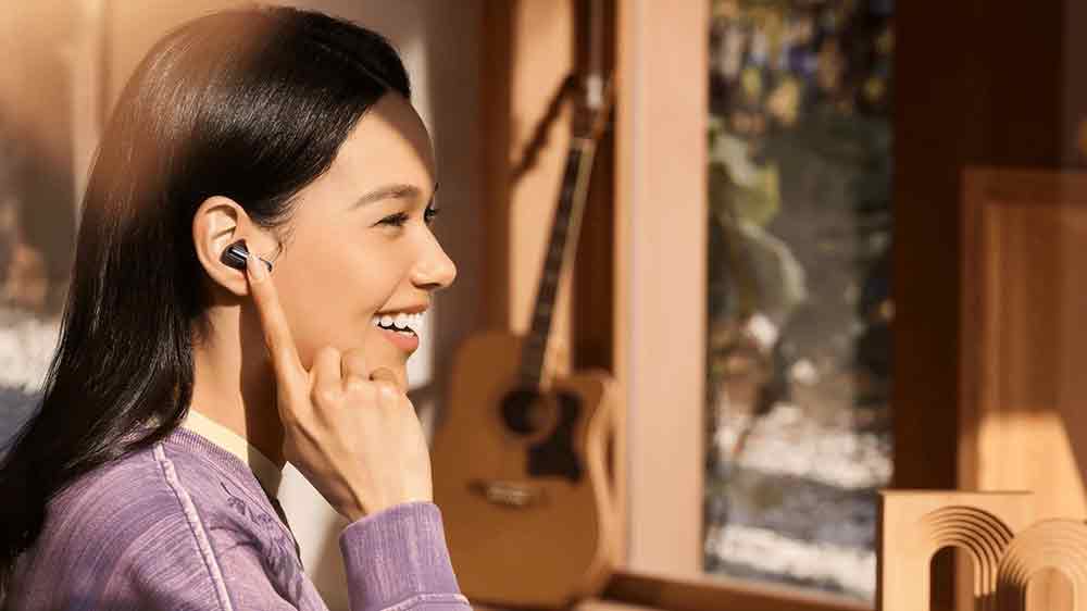 Žena v místnosti se sluchátky Xiaomi Redmi Buds 6 Pro_2