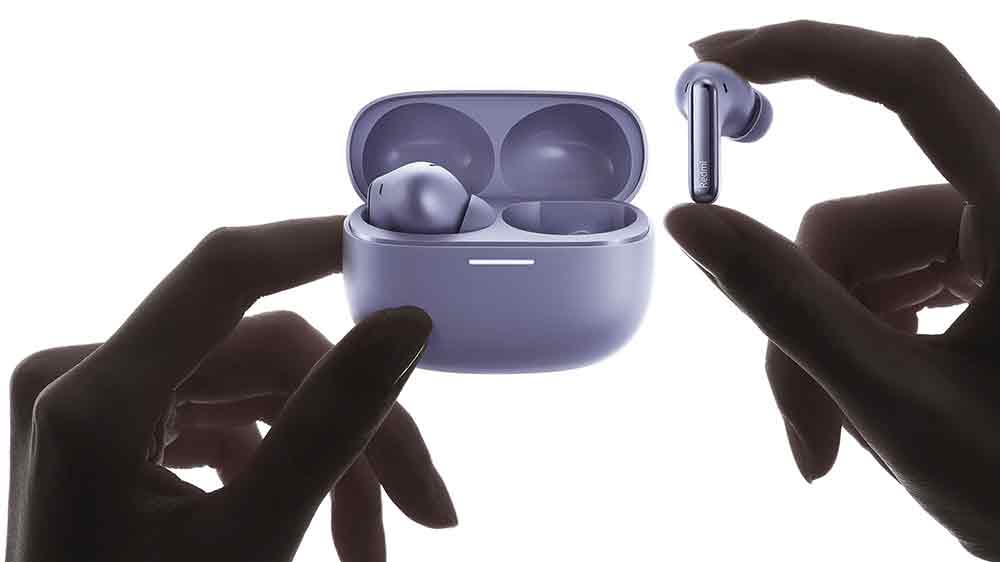 Ruce držící Xiaomi Redmi Buds 6 Pro_03