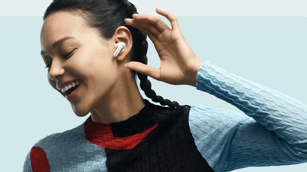 Žena poslouchá hudbu s bezdrátovými sluchátky Xiaomi Redmi Buds_02