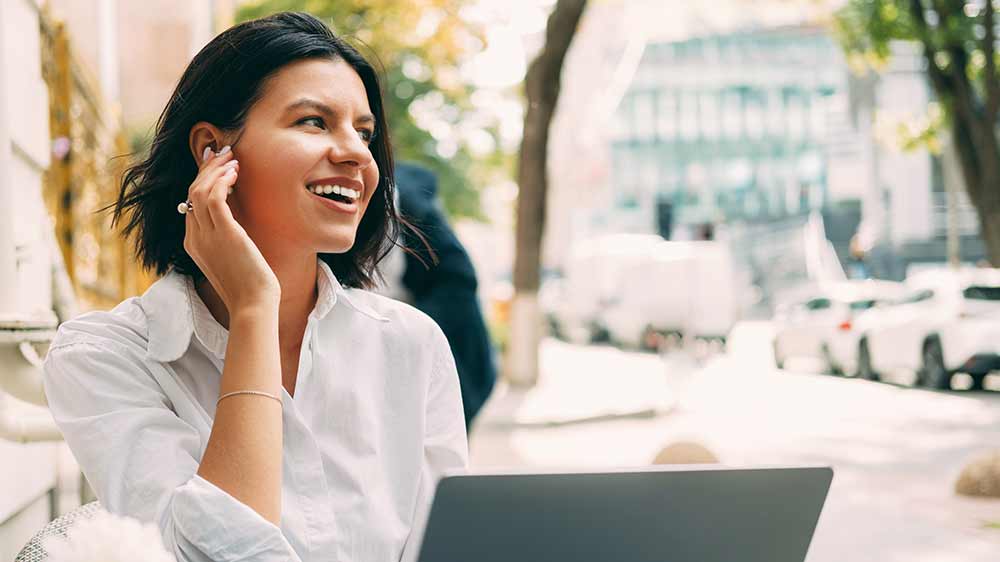 Žena telefonuje so slúchadlami_02