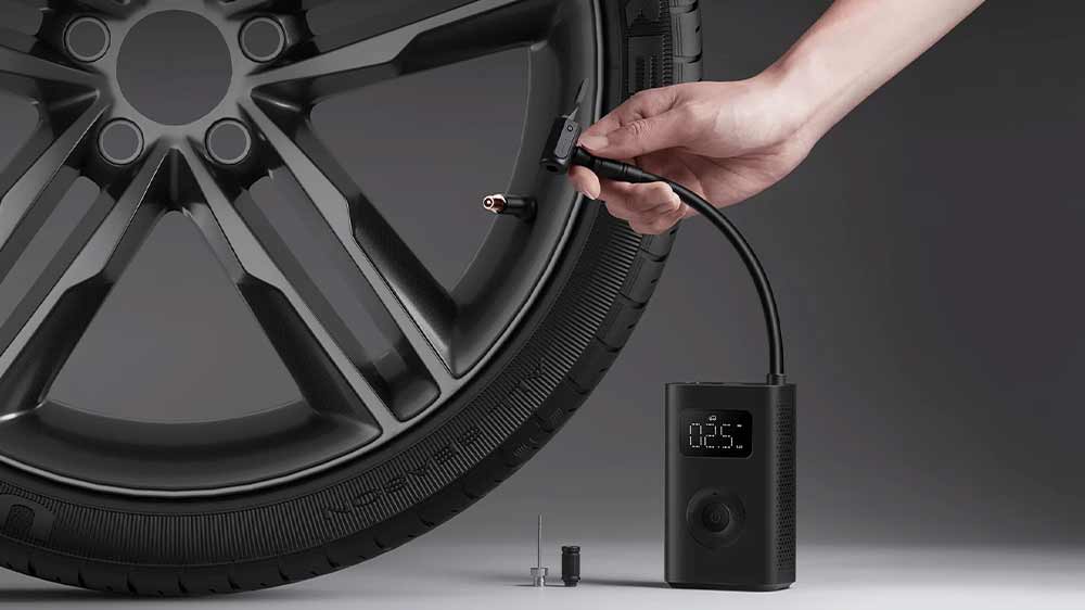 Muž nafukuje pneumatiku pomocou kompresora Xiaomi Portable Eletric Air Compressor 2 Pro_02