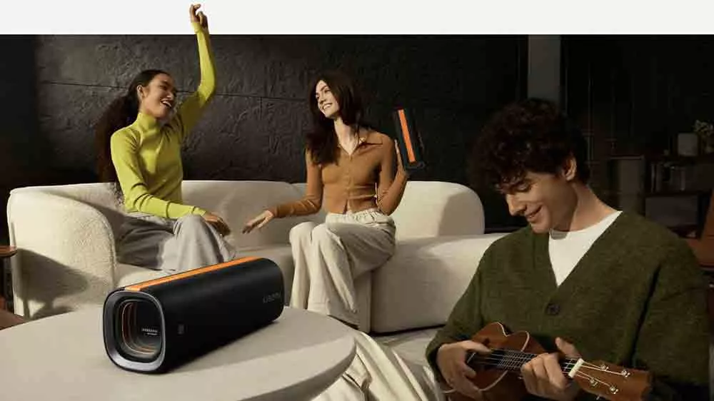 Traja vesel&iacute; priatelia, ktor&iacute; použ&iacute;vaj&uacute; 2 reproduktory Xiaomi Sound Party