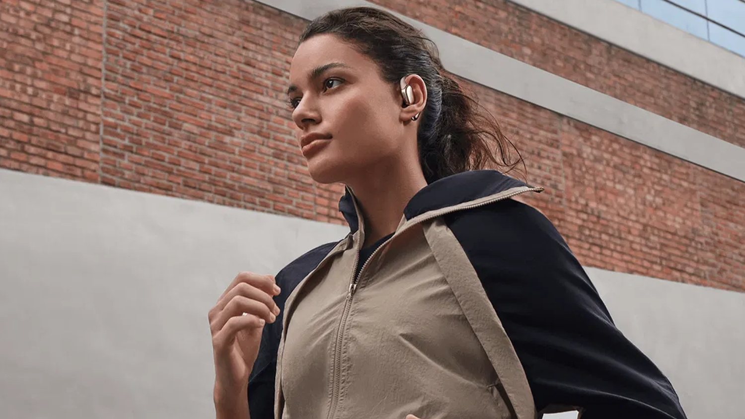 Běžící žena se sluchátky Xiaomi OpenWear Stereo Pro