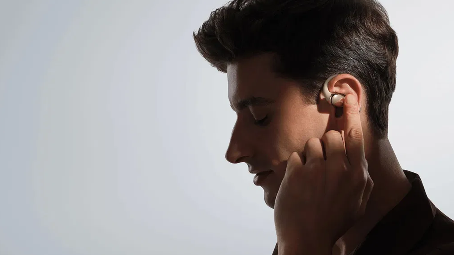 Muž se sluchátky Xiaomi OpenWear Stereo Pro