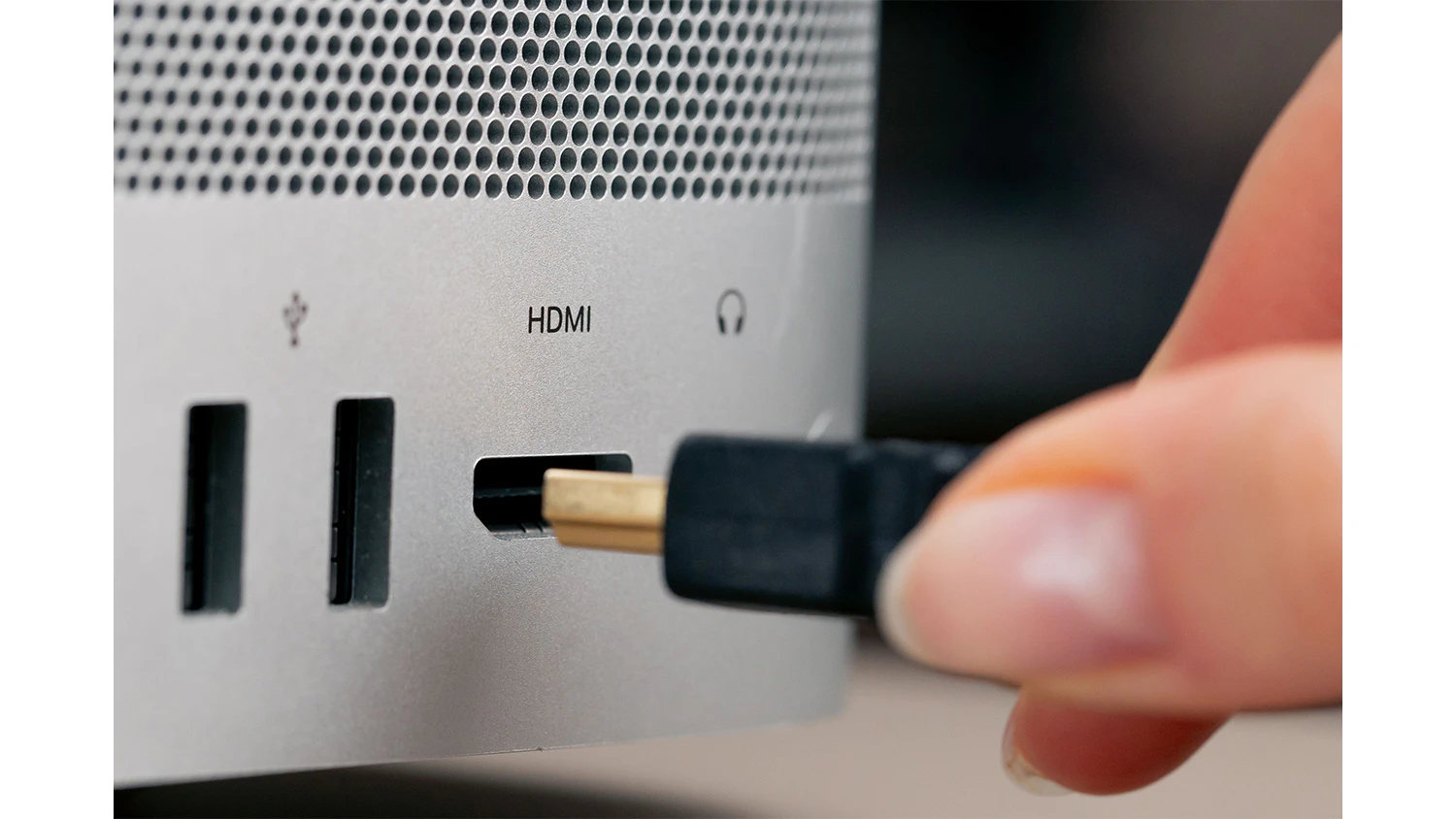 Ruka zap&aacute;ja HDMI k&aacute;bel do portu